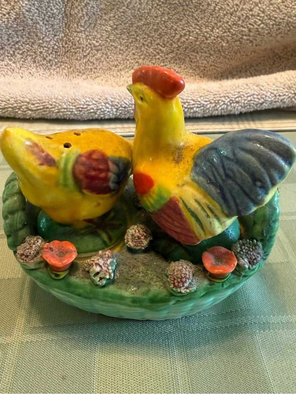 Vtg Ceramic Rooster & Hen Salt & Pepper Shakers Set w/Nest Basket MCM Farmhouse